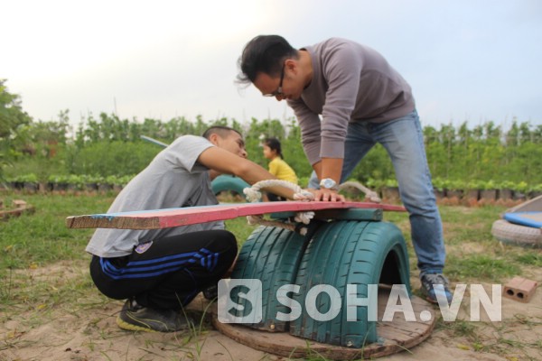 Các thành viên trong nhóm làm việc tại khu Tuệ Viên.