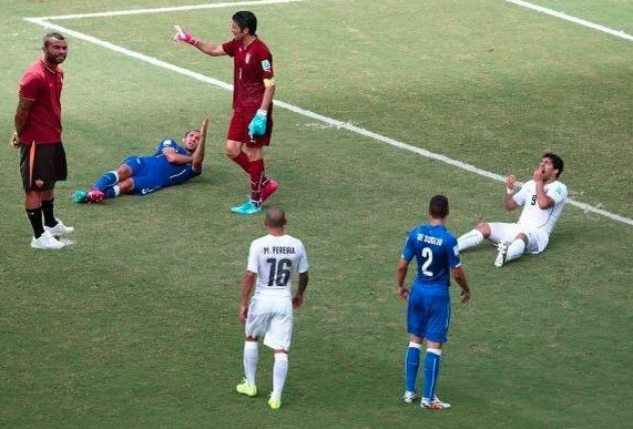 Ashley Cole là nhân chứng vụ Suarez cắn Chiellini