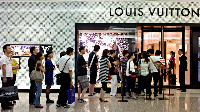 Người tiêu dùng Trung Quốc xếp hàng vào cửa hàng của Louis Vuitton tại Thượng Hải. Ảnh: CNN.