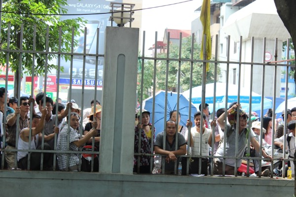 Dù nắng gắt hay mưa rào, họ đứng ngoài cổng trường mong ngóng, hồi hộp, lo lắng không biết con làm bài thế nào, đề có khó không, có mệt mỏi hay không…
Sắp hết giờ làm bài thi, người cha, người mẹ đứng ngồi không yên thấp thỏm ngoài cổng trường, song cửa, hàng rào nhìn vào trường với vô vàn sự lo lắng.