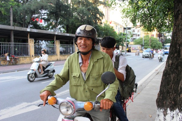 Và nụ cười của người cha khi đón được con mình. Hai cha con vội vàng trở về quê để kịp bữa ăn.