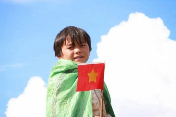 Hạnh phúc khi lần đầu tiên em được cầm lá cờ đỏ Việt Nam.