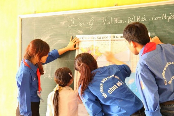 Những giờ học địa lý bổ ích của học sinh nơi cổng trời La Pá Tẩn cùng các thầy cô áo xanh tình nguyện.