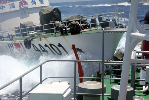 Một cú đâm mạnh của tàu Trung Quốc vào tàu cảnh sát biển 2016 trên vùng biển Hoàng Sa - Ảnh: Tuổi trẻ.