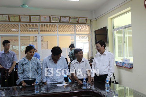 Chủ tịch UBND Tp Hà Nội đang thăm hỏi thân nhân các gia đình bệnh nhân.