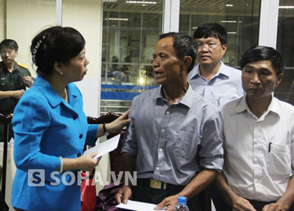 Bộ trưởng Bộ Y tế Nguyễn Thị Kim Tiến thăm hỏi các thân nhân chiến sỹ đang điều trị tại Viện Bỏng Quốc gia trong chiều tối 8/7.