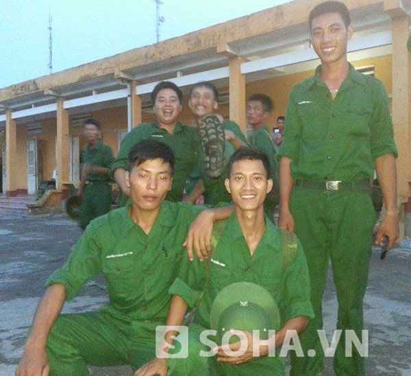 Nguyễn Thành Dương (ngồi trước, bên trái) cùng đồng đội trong quân ngũ.