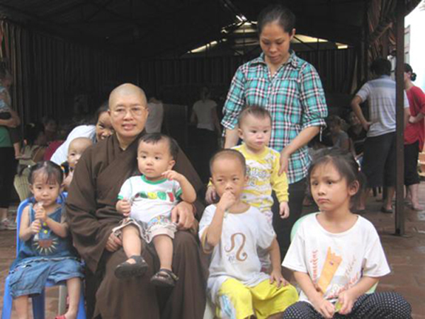 Sư thầy Thích Đàm Lan và những đứa trẻ được nuôi dưỡng ở chùa Bồ Đề (Ảnh: Ban tôn giáo chính phủ).