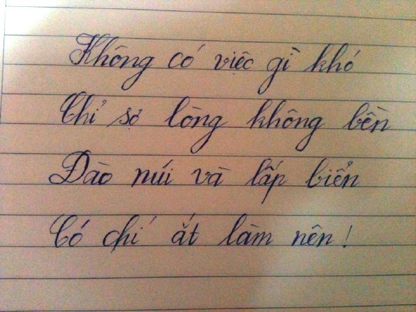 Mặc dù đôi tay yếu nhưng chữ của Dương được đánh giá đẹp.