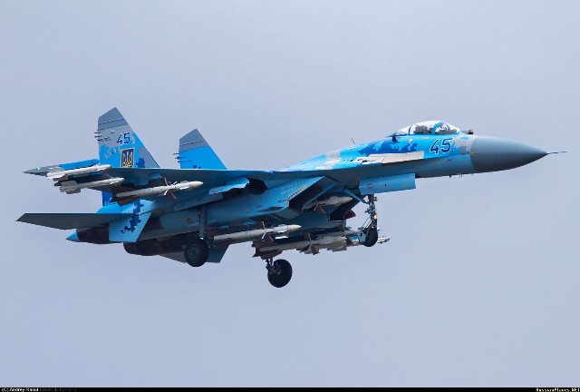 Su-27 Ukraine với các tên lửa không đối không tầm trung R-27.