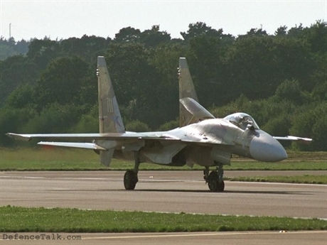 Với 12 điểm treo vũ khí, Su-37 có thể mang theo các loại tên lửa R-27, R-60, R-73, R-77, X-29 và X-31 (Kh-29 và Kh-31) và các loại bom điều khiển loại 500kg. Cho đến thời điểm hiện tại, công ty Sukhoi mới chế tạo được 2 nguyên mẫu của Su-37, nhưng 1 chiếc đã bị rơi trong một chuyến bay thử nghiệm vào ngày 19/12/2002, hiện họ chỉ có mỗi nguyên mẫu bay duy nhất mang số hiệu 711.