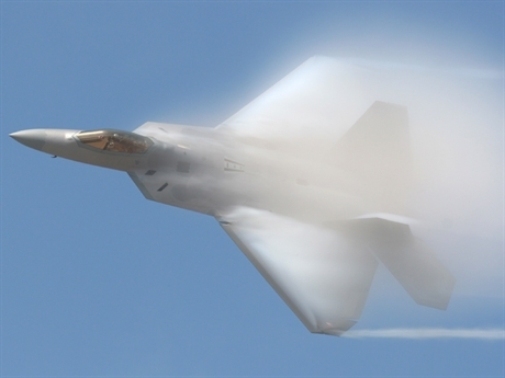 F-22 Raptor là tiêm kích tàng hình thế hệ 5 của Mỹ. Tiêm kích này được thiết kế để đảm bảo ưu thế cho Không quân Mỹ trước các đối thủ tiềm tàng, đặc biệt là Không quân Nga và Trung Quốc. Thân F-22 được chế tạo bằng vật liệu composite công nghệ cao và hợp kim nhẹ cho phép giảm trọng lượng, tăng độ bền cơ học và khả năng tàng hình.