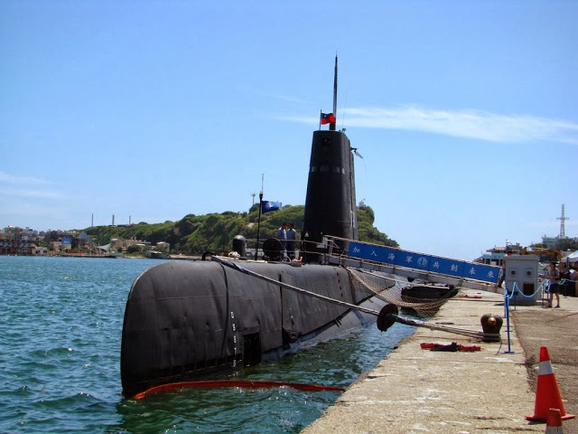 Một tàu ngầm lớp Tench đang hoạt động trong Hải quân Đài Loan.