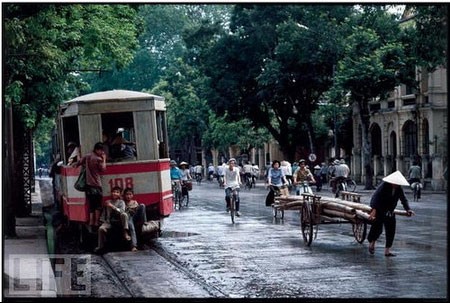 Tàu điện trên đường Đinh Tiên Hoàng, đoạn gần tháp Hòa Phong bên bờ hồ Hoàn Kiếm. (Nguồn: Zing/Đất Việt)