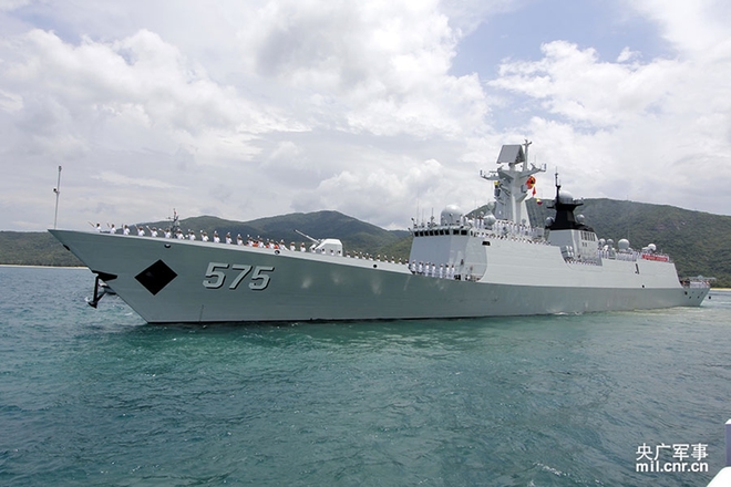 Khinh hạm Type 054 Nhạc Dương trước khi khởi hành tới tham gia cuộc tập trận