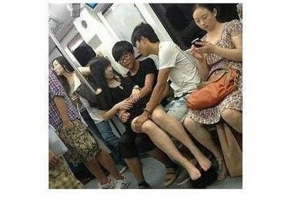 Xe điện ngầm đông đúc vẫn không rời bạn gái.