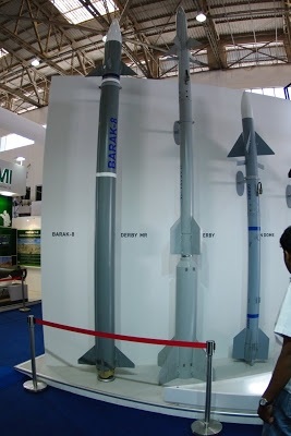 Barak 8 thiết kế để phóng từ hệ thống phóng thẳng đứng (VLS) cấu kết 8 ống có tổng trọng lượng 1,7 tấn. Nhà thiết kế hệ thống “quảng cáo” rằng, Barak 8 có thể dễ dàng tích hợp mang phóng trên tàu chiến cỡ nhỏ.