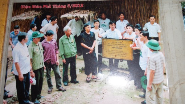 Anh Ẻo (đứng giữa tấm trướng) trong lần thăm Điện Biên Phủ