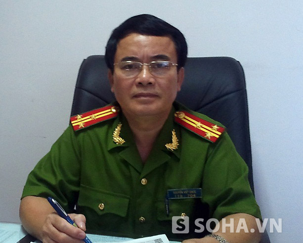Thượng tá Nguyễn Viết Chức, Phó trưởng Công an quận Long Biên đang trao đổi với phóng viên