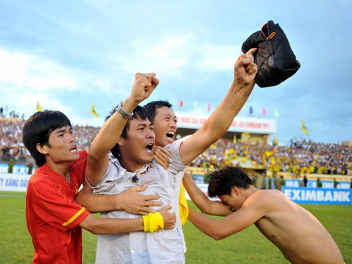 Hữu Thắng cùng SLNA vô địch V-League 2011