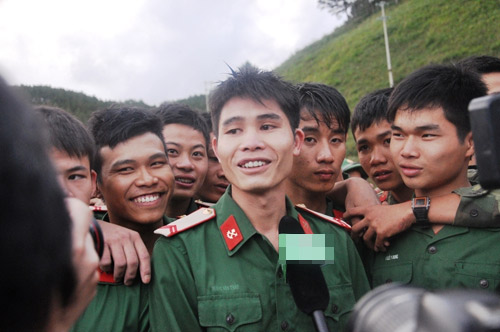 Binh nhất Hoàng Văn Thảo (đứng giữa) thuộc Lữ đoàn Công binh 293 - Bộ tư lệnh công binh C3 người tiếp cận và phát hiện các nạn nhân trong hầm. (Ảnh: Dân Việt)