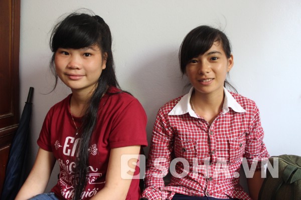 Mễ Thị Thức - dân tộc Cao Lan (trái) và cô bạn cùng lớp Vi Thị Kim Vui (dân tộc Nùng) xuống Hà Nội thi đại học.