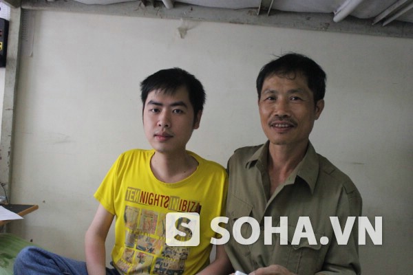 Thí sinh Lê Xuân Bách cùng bố ngày thi đại học.