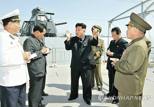 Kim Jong Un trong một lần đi thị sát quân đội.