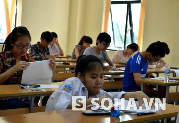 Nguyễn Thị Mai Phương (19 tuổi) chuẩn bị làm bài thi môn Toán sáng nay.