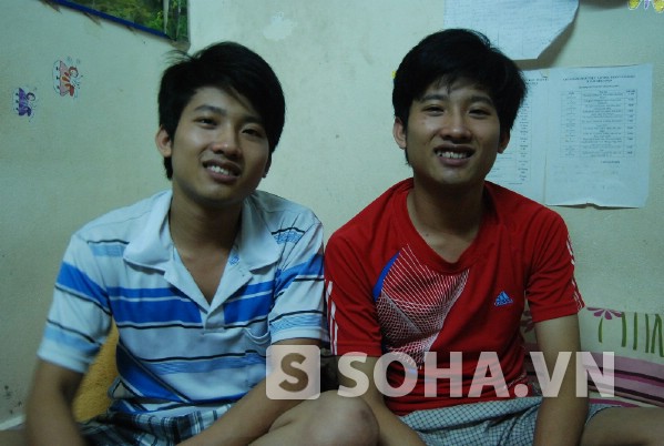Hai anh em Nguyễn Hữu Tiến (phải) và Nguyễn Hữu Tiền (trái) tâm sự về cuộc sống đại học sau 1 năm.