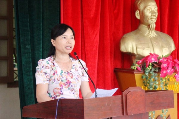 Bà Nguyễn Thị Hoàn – Hiệu trưởng của Trường THCS Bột Xuyên cảm ơn tấm lòng vàng của nhà hảo tâm và Báo.
