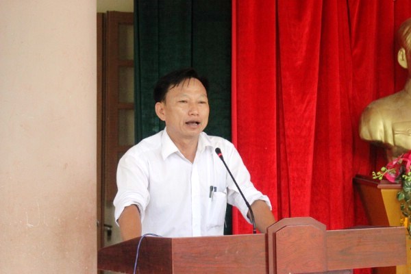 Ông Lê Ngọc Thực - Chủ tịch UBND xã Bột Xuyên cảm kích trước tấm lòng của đoàn từ thiện tặng gần 600 cuốn sách, quan tâm đến học trò quê hương Bột Xuyên.