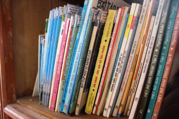 Những cuốn sách cũ trên thư viện nhà trường. Hiện nay trường có hơn 5000 cuốn sách nhưng chủ yếu là sách giáo khoa,