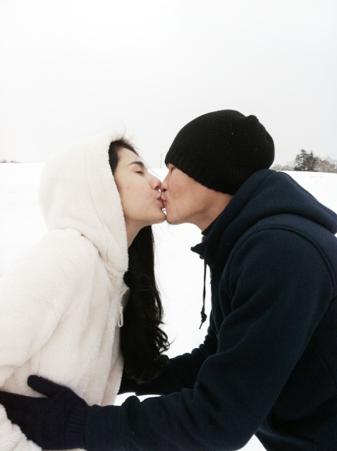 Nhân dịp Thủy Tiên sang thăm Công Vinh tại Nhật Bản cả hai đã có nụ hôn trên tuyết khiến nhiều người ghen tị.