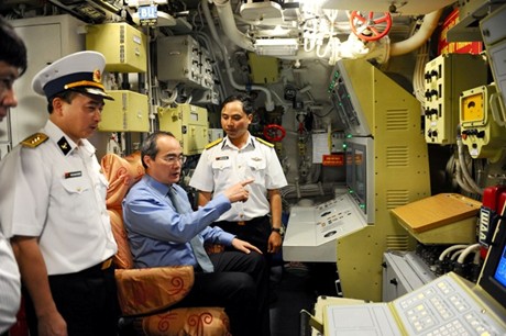 Chủ tịch Ủy ban Trung ương MTTQ Việt Nam Nguyễn Thiện Nhân thăm trung tâm điều khiển tàu ngầm HQ183 TP. Hồ Chí Minh. Ảnh: Báo điện tử chính phủ