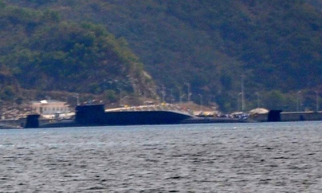 tàu ngầm Type 094 tại căn cứ ở vịnh Á Long