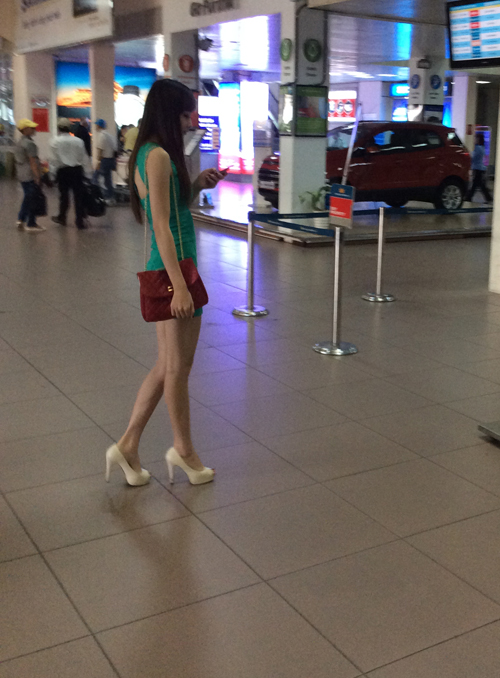 Triệu Thị Hà ăn mặc gợi cảm xuất hiện ở sân bay Tân Sơn Nhất TP HCM sáng 22/5. Người đẹp đứng xếp hàng chờ làm thủ tục lên máy bay.