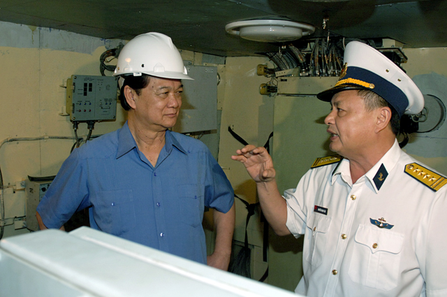 Trưởng nhà máy đóng tàu Ba Son giới thiệu với Thủ tướng về cơ chế hoạt động, tác chiến của tàu