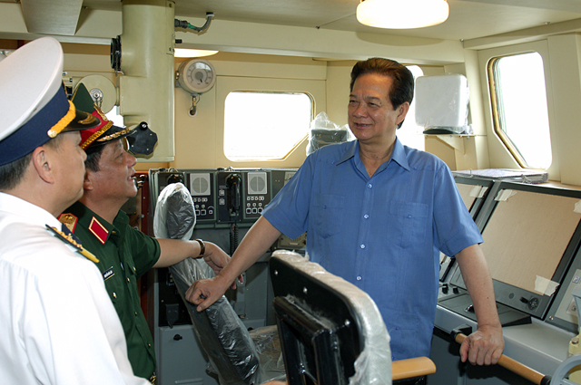 Thủ tướng tham quan phòng điều khiển trên tàu