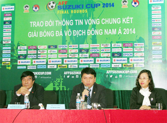 Từ trái sang phải: Phó chủ tịch VFF Nguyễn Xuân Gụ, TTK Lê Hoài Anh và Trưởng Phòng TT-Tr Nguyễn Thu Hà tại cuộc họp trao đổi thông tin với báo chí trước VCK AFF Suzuki Cup 2014