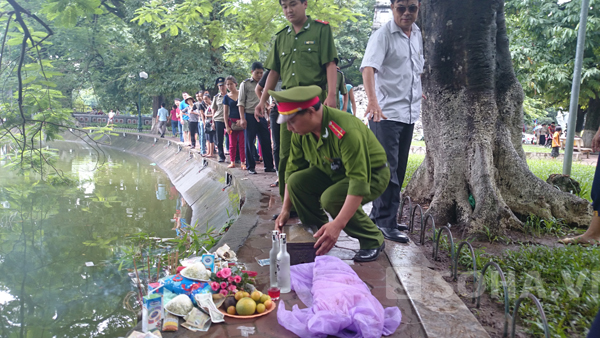 Trên người nạn nhân không mặc quần áo hoặc tã lót