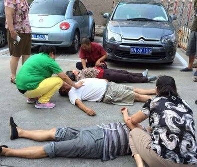3 nạn nhân tự sát tại tòa soạn báo Thanh niên Trung Quốc hôm 7/8 đã được đưa đi cấp cứu, hiện vẫn chưa rõ tình trạng.