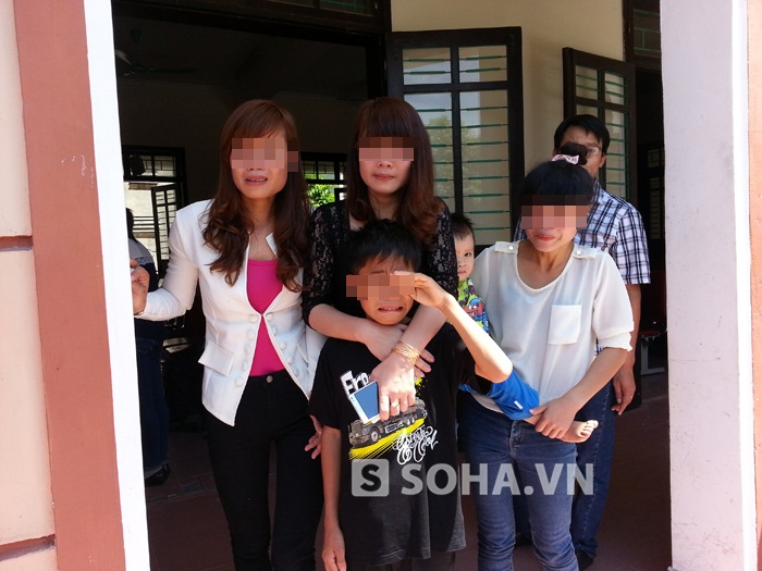 4 người con khóc nức nở đứng từ xa nhìn mẹ bị dẫn giải về trại giam thi hành án.