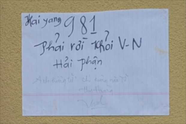 Tờ giấy được để lại tại hiện trường, có nội dung phản đối giàn khoan Trung Quốc xâm phạm chủ quyền Việt Nam