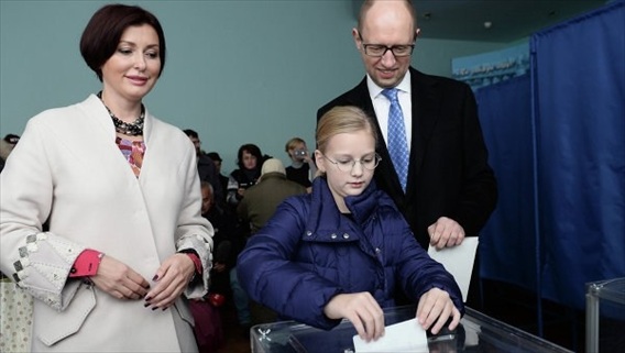 Thủ tướng Yatsenyuk cùng vợ đi bỏ phiếu.
