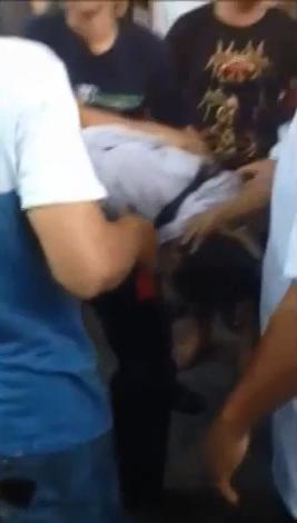 Nam thanh niên bị người dân đánh và trói lại vì ăn cắp điện thoại (Ảnh cắt từ clip)