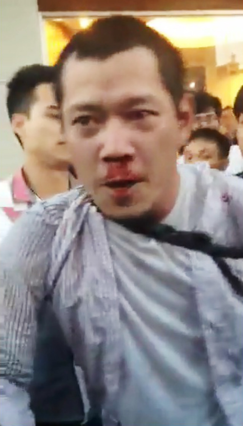 Đối tượng táo tợn cướp điện thoại tại cửa hàng 394 Cầu Giấy, Hà Nội bị quần chúng nhân dân bắt giữ giao cho CA phường Dịch Vọng xử lý.