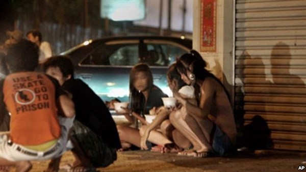 Gái mại dâm tại một góc phố ở thủ đô Phnom Penh, Campuchia