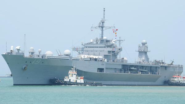 Tàu chỉ huy USS-Blue Ridge (LCC-19) thuộc  Hạm đội 7  trong một chuyến thăm Việt Nam vào năm 2012.