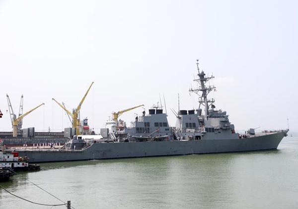 Tàu khu trục mang tên lửa điều khiển USS-John S. McCain đang neo đậu tại cảng Tiên Sa, Đà Nẵng trong một chuyến thăm giao lưu cùng Hải quân Việt Nam vào năm 2013.